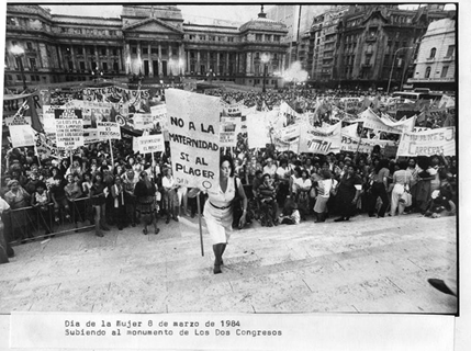 Foto en blanco y negro de un grupo de personas caminando en la calle

Descripci&oacute;n generada autom&aacute;ticamente